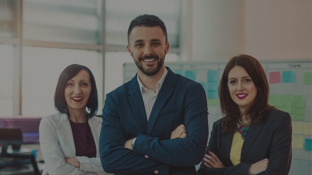 Tres Ejecutivos de ventas viendo hacia el frente