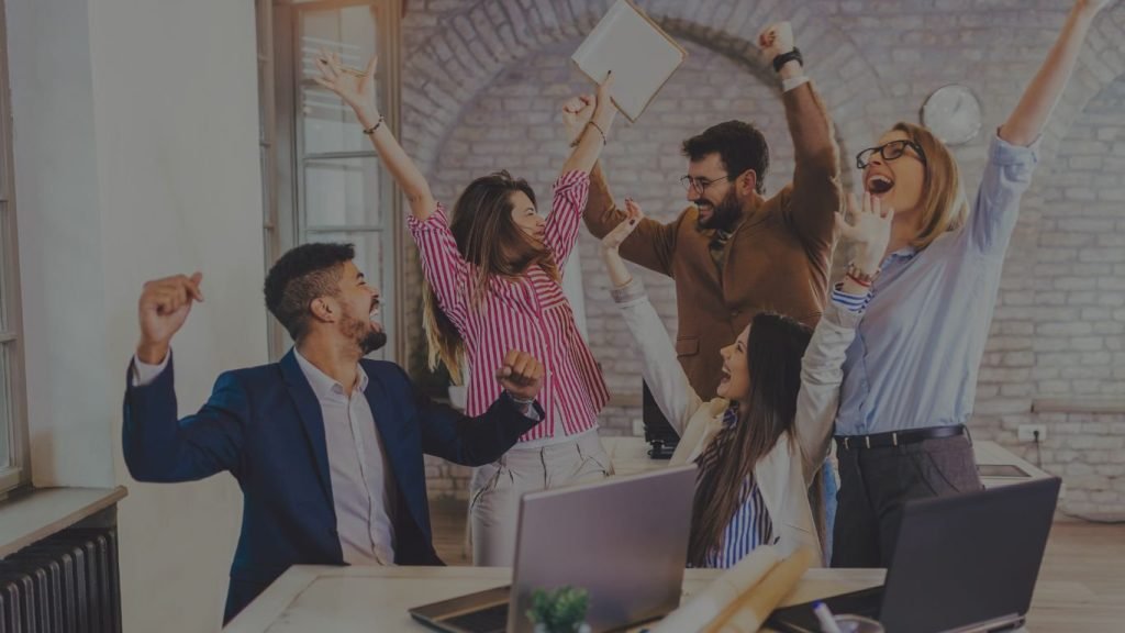Grupo de emprendedores felices por haber emprendido con éxito