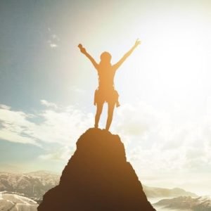 Emprender con exito. Emprendedor en la cima de una colina