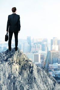 Líder en la cima de una montaña