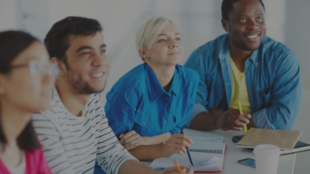 Personas en capacitación aprendiendo de ventas